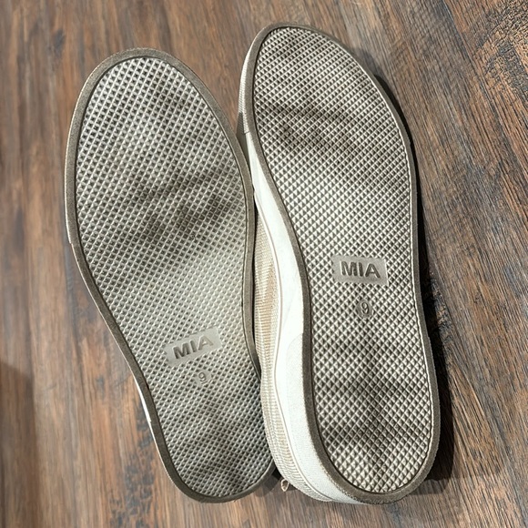 MIA sand camo tennis shoes - Picture 5 of 5